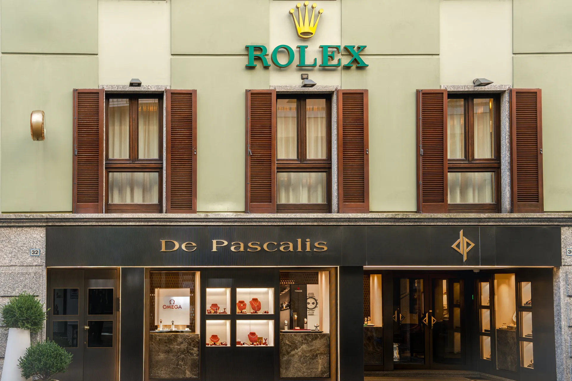 Facciata della boutique De Pascalis Gioielli in Via Cavour a Lecco